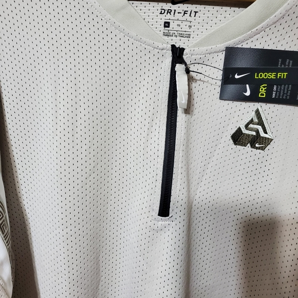 Nike Giannis Short Sleeve 1/4 Zip Shirt - Picture 7 of 9